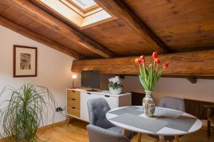 维罗纳Casa Mamà的有桌椅和电视的房间