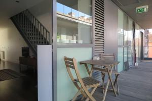 een tafel en stoelen in een kamer met een trap bij PATEO LUSO - Cozy Apartment City Center in Porto
