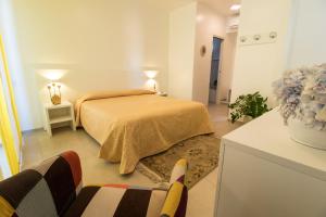 Posteľ alebo postele v izbe v ubytovaní Hotel Il Faro Della Guitgia Tommasino