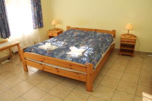 A bed or beds in a room at Afrodité Apartmanok