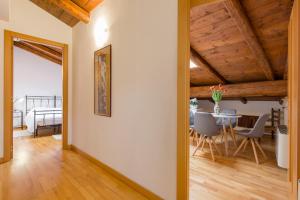 维罗纳Casa Mamà的带桌子的客厅和餐厅 更多15张照片