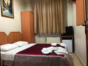 Una habitación de hotel con una cama con toallas. en Hotel Ekol en Estambul