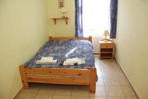 A bed or beds in a room at Afrodité Apartmanok