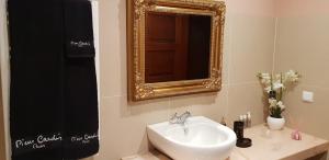 een badkamer met een wastafel en een spiegel bij Casa da Quinta in Funchal +22 foto's