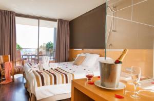 Postel nebo postele na pokoji v ubytování Hotel Restaurant Sant Pol