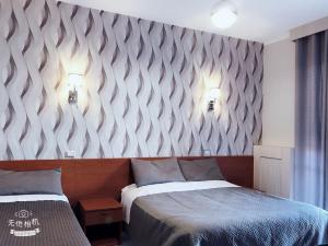 Postel nebo postele na pokoji v ubytování Hotel Frejus