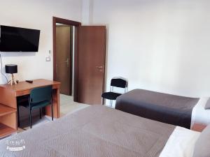 TV a/nebo společenská místnost v ubytování Hotel Frejus