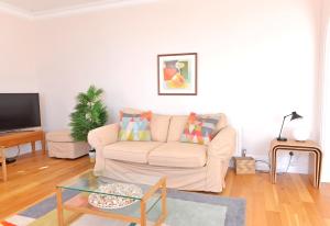 sala de estar con sofá y mesa de centro en Sea Dreams, en Eastbourne