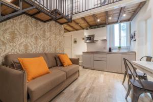 uma sala de estar com um sofá e uma cozinha em CS Exclusive Campo de Fiori Palace em Roma
