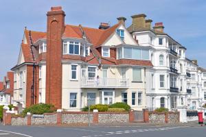 una casa grande con una valla delante en Sea Dreams, en Eastbourne