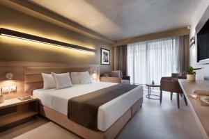 埃尔哥茨拉Azur Hotel by ST Hotels的配有一张大床和一张书桌的酒店房间