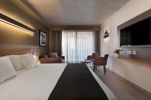 Azur Hotel by ST Hotels的电视和/或娱乐中心