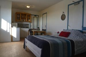 um quarto com uma cama com uma almofada vermelha em gite Tombelaine em Pontorson
