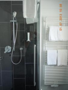Bilik mandi di Fuchs Apartments - inklusive Eintritt in die Alpentherme Gastein +37 gambar
