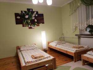 1 dormitorio con 2 camas y lámpara. en Słoneczny Anioł en Łaziska