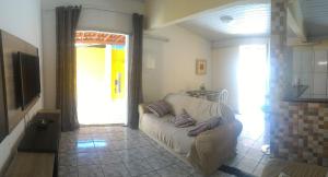 a living room with a couch and a tv at Casa em Prado com piscina - Temporada in Prado