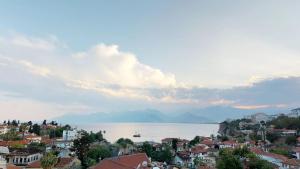 uma vista para uma cidade e um corpo de água em Patron Hotel em Antalya