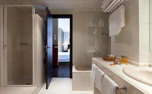 Hotel Moderno Puerta del Sol的一间浴室