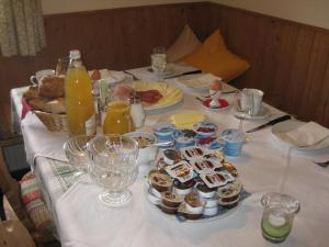 - une table avec des assiettes de nourriture et de boissons dans l'établissement Gasthaus Oberkirn, à Schenna