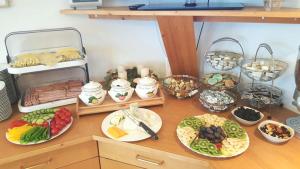 una mesa con muchos platos de comida. en Hotel Laaxerhof, en Obertauern