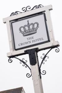 una señal para el hotel Crown en la parte superior de un edificio en The Crown Hotel en Alton