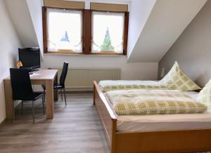Postel nebo postele na pokoji v ubytování Gasthaus Zur Hardtmühle