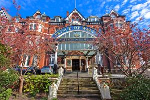 un gran edificio de ladrillo con escaleras delante en Prince Of Wales Hotel en Southport