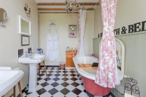 Un baño con una bañera grande y un lavabo. en The Old Farm of Amfreville, en Amfreville 49 fotos más