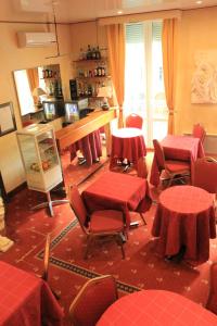 Hôtel Foch في ليون: غرفة طعام مع طاولات وكراسي حمراء