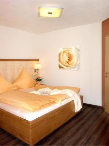 Ein Bett oder Betten in einem Zimmer der Unterkunft Fellhornhaus Ferienwohnungen