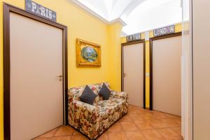 una sala de espera con una silla y dos puertas en Oscar 3, en Roma