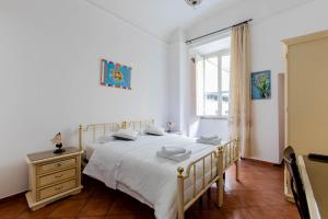 sypialnia z białym łóżkiem i oknem w obiekcie Oscar 3 w Rzymie