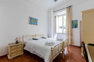 Un dormitorio con una cama blanca y una ventana. en Oscar 3, en Roma