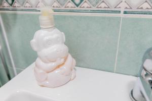 una botella de nata montada encima de un fregadero en Oscar 3, en Roma 47 fotos más