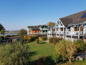 eine Luftaufnahme eines Hauses mit Garten in der Unterkunft Ferienwohnung 4 im Haus am See mit Wintergarten und Terrasse in Seedorf