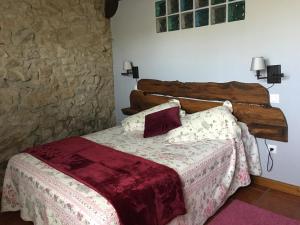 A bed or beds in a room at Posada Rural El Trenti de Corona