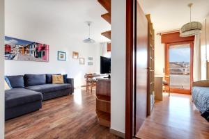 una sala de estar con un sofá y una mesa en Alba del Doge, en Mestre
