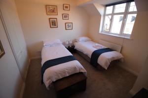 Rúm í herbergi á 47 Wetherby Way, 3 bedrooms, sleeps 6, easy walk to town, Parking, Self Catering, Great View