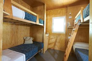 比比翁Camping Village Capalonga的小房子里的小房间,配有双层床
