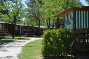 Camping Village Capalonga外面的花园