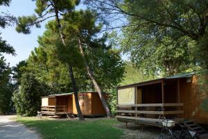 Camping Village Capalonga外面的花园