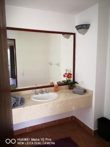 bagno con lavandino e grande specchio di Villa Marimar a Playa Blanca