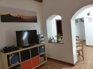 TV a/nebo společenská místnost v ubytování Casa Cueva Paquito
