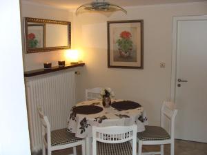 a dining room with a table and chairs and a mirror at Ferienwohnung am Nationalpark in Reifferscheid