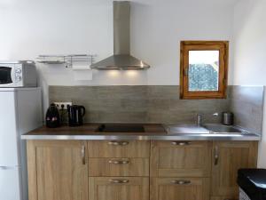Cucina o angolo cottura di Magnifique chalet vue mer, a quelques minutes des plages