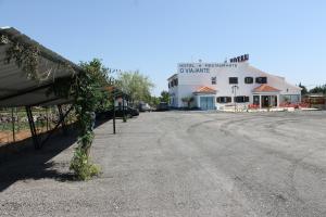 um parque de estacionamento vazio com um edifício ao fundo em "O Viajante" Low Cost Hotel em Estremoz