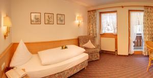 Rúm í herbergi á Hotel Adler Garni