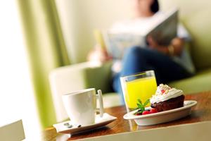 a table with a cupcake and a glass of orange juice at Boutique Hotel Bol in Bol