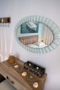 ミクロス・ギアロスにあるIlianthos Apartments & Roomsの引き出し付きのテーブルの上の壁に鏡がある +149枚の写真