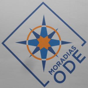 een bord voor het logo van het Marokkaanse oliebedrijf bij Moradias Ode in Odeceixe